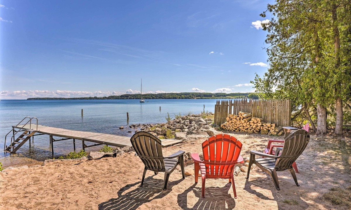 Suttons Bay Apartment | < 1 Mi to Dtwn Suttons Bay! Studio w/Shared Beach