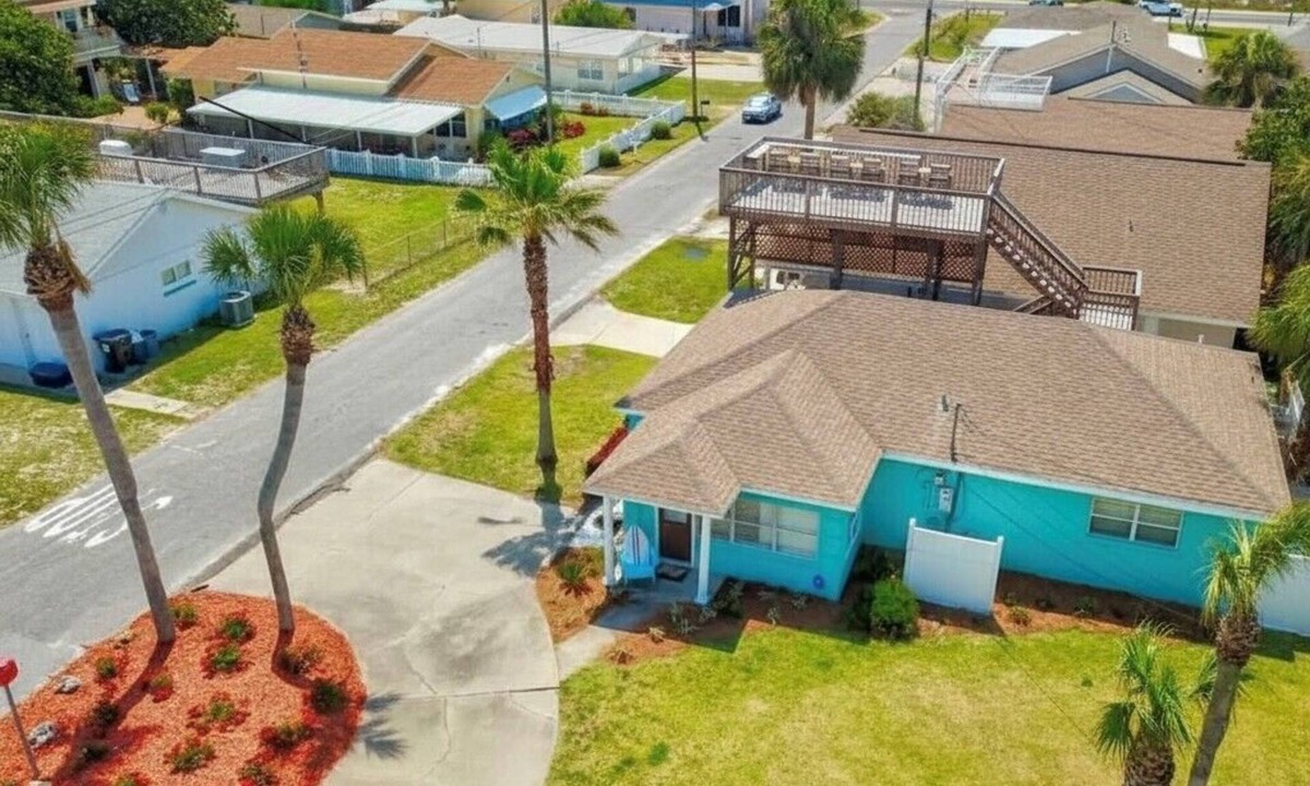 Bid-a-wee Beach House | 1 min walk to Private Beach - SeaRenity Beach House - Fenced Yard - Pet Friendly