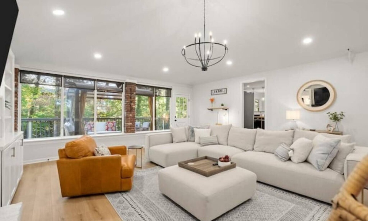 Acworth House | 12 min to Lakepoint Sports! 5 bedroom house. Game room. Fire Pit. Weddings!