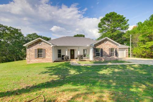 Independence House | ~ 13 Mi to Ole Miss: Private Family-Friendly Home!