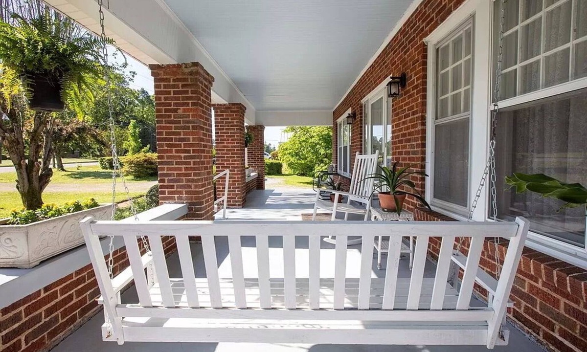 North Florence House | 1920's Farmhouse with modern amenities! "Southern Comfort" and privacy.
