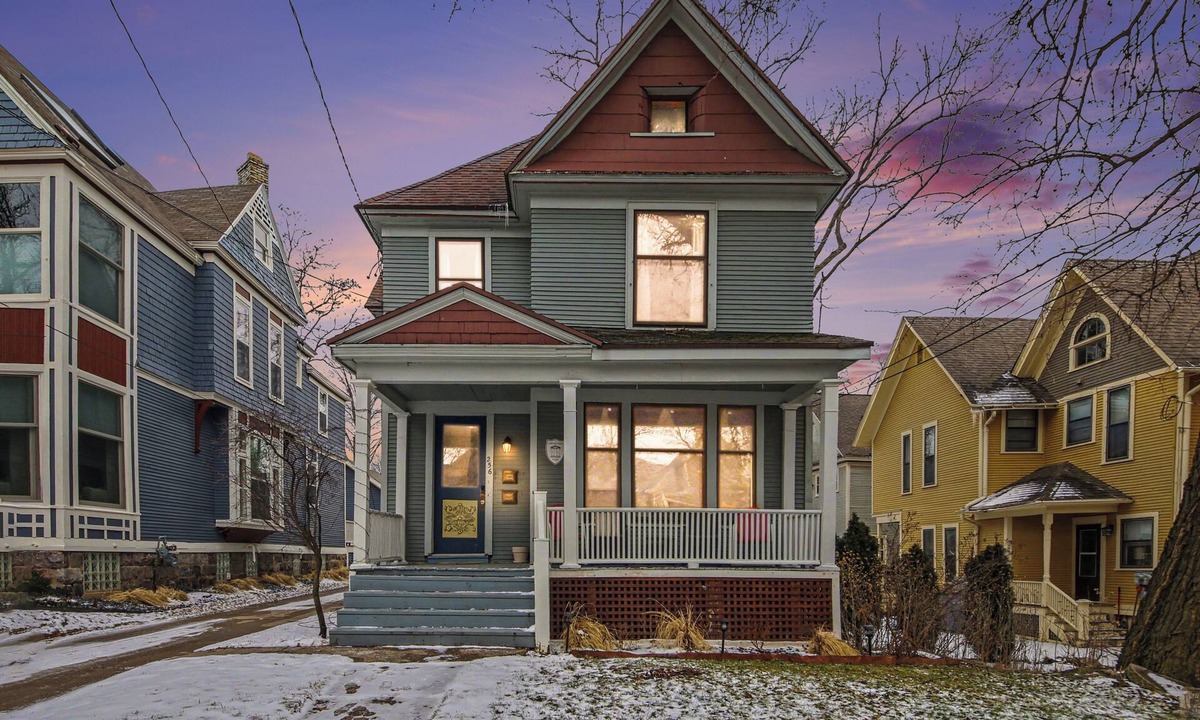 Grand Rapids Apartment | 2 Bedroom Apartment 1st floor in historic district near downtown Grand Rapids!