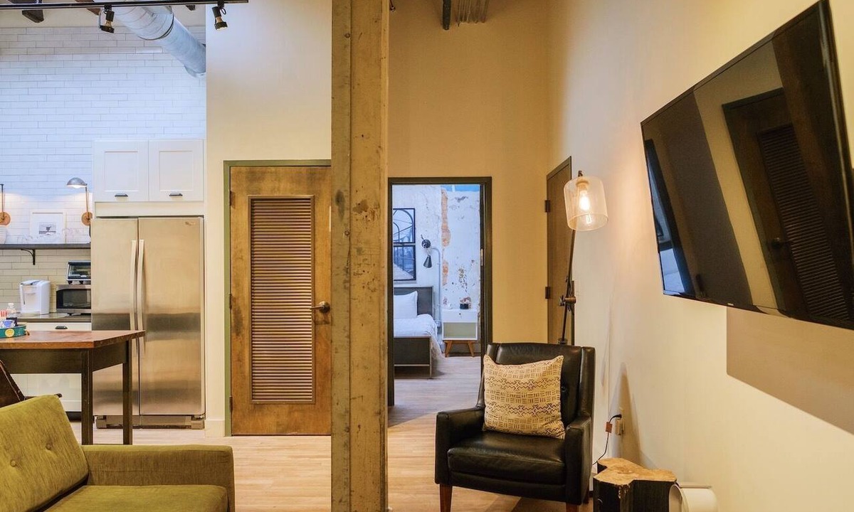 Arts District Apartment | 2 Bedroom Apartment in the Heart of Downtown! (Loft 303)