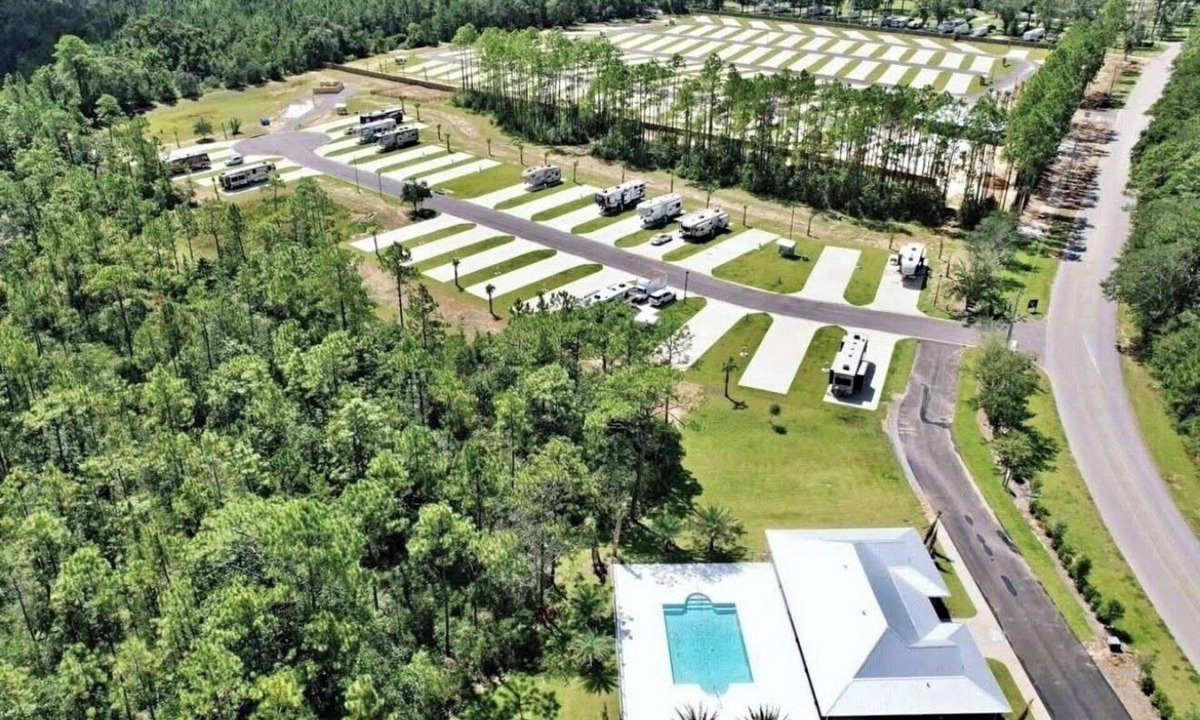 Oak RV Rental | 2-bedroom camper in serene Gulf Shores with cool AC