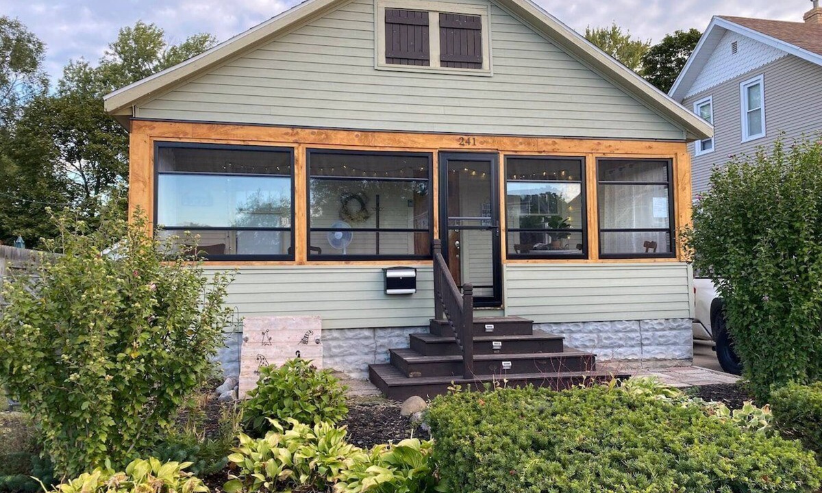 Holland House | 2-Bedroom Pet-Friendly Cottage | Near Downtown Holland, Walk to Dining & Parks