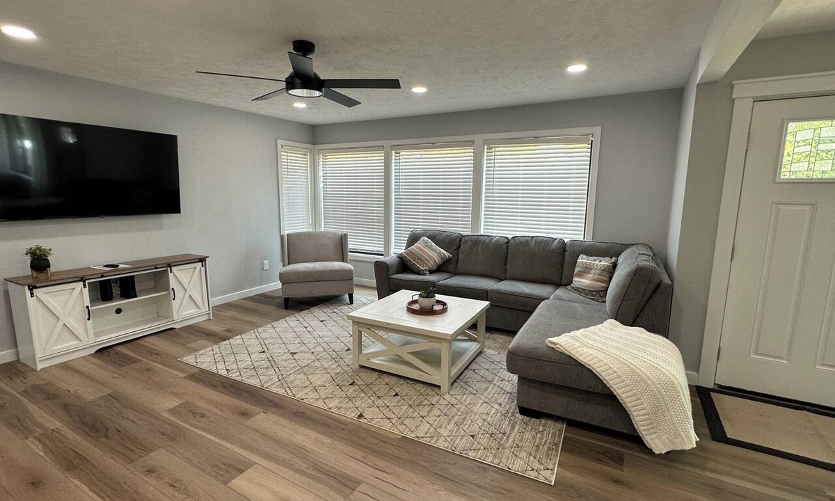 Acme House | 🐎 2 Miles to Flintfields, Fenced Yard pet friendly, FREE RENTAL Golf Cart