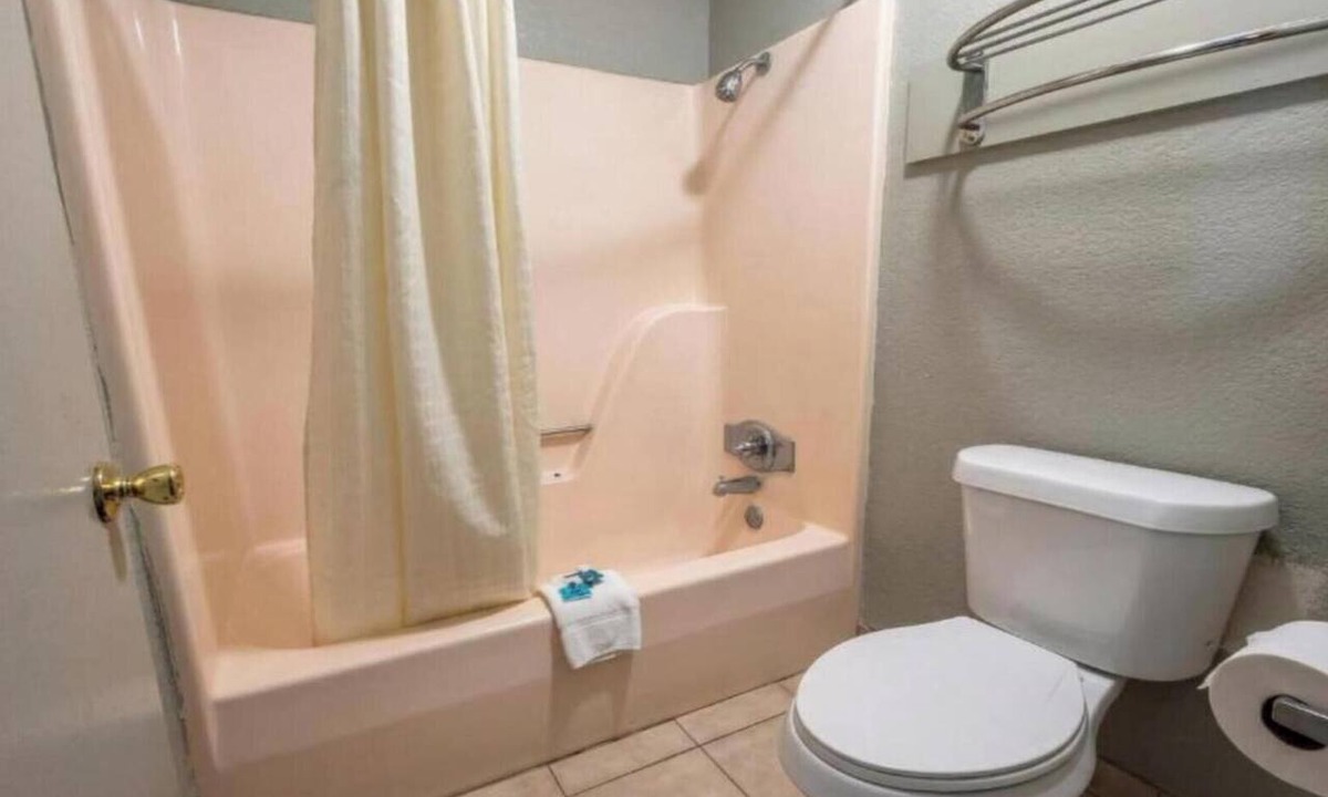 Forrest City Apartment | 2 Queen Bed | Smoking