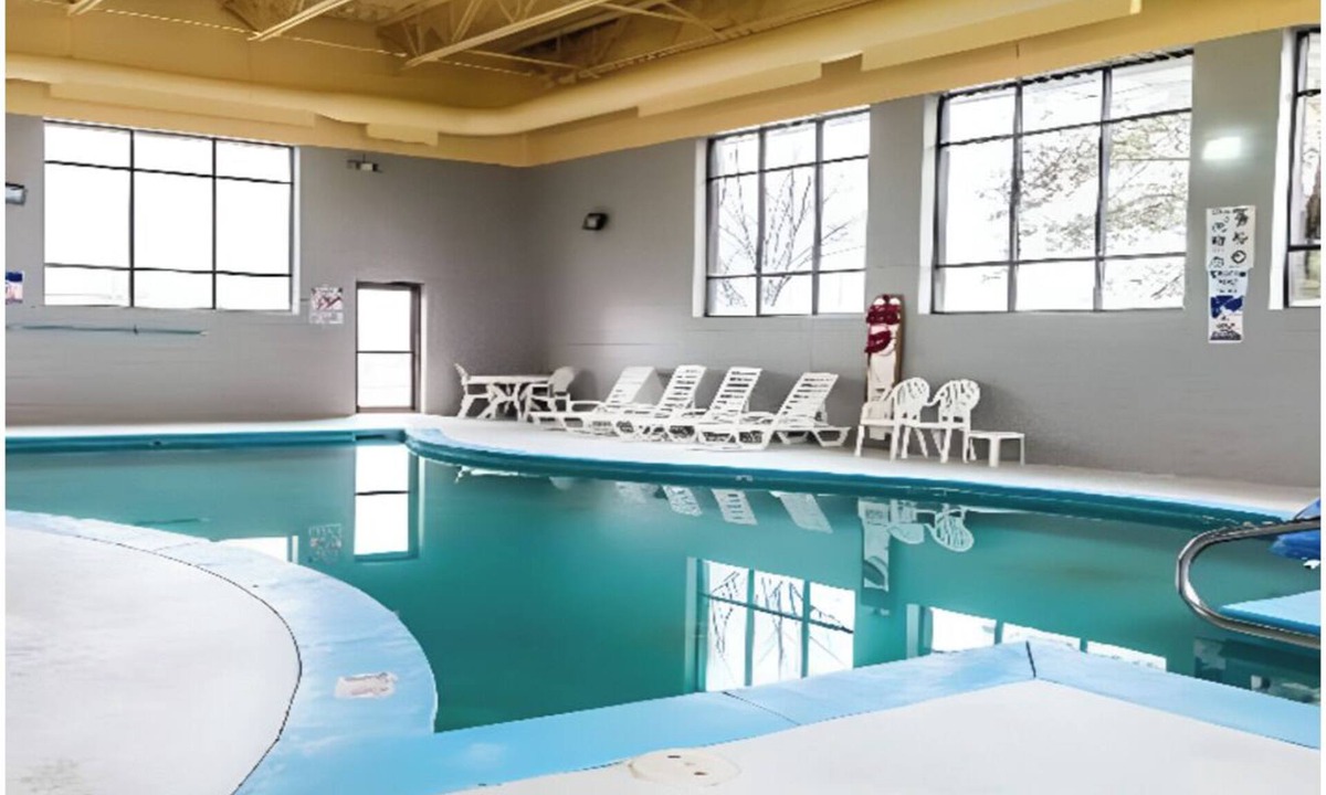 Kalamazoo Hotel | 2 Queen Beds | Convenient Room Near Milham Park Golf Club & Kalamazoo Theater