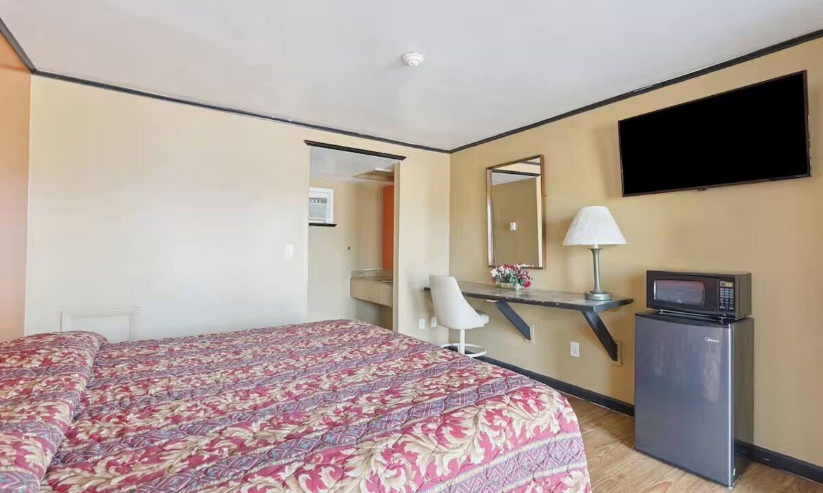 Shields Hotel | 2 Road Trip Ready Rooms Near Lake Linton – Affordable + Convenient