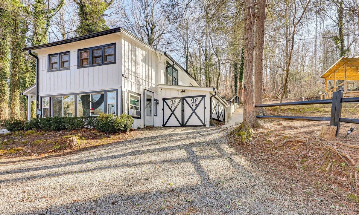 Mountain City House | 2 story rustic cabin in beautiful Clayton, Georgia!