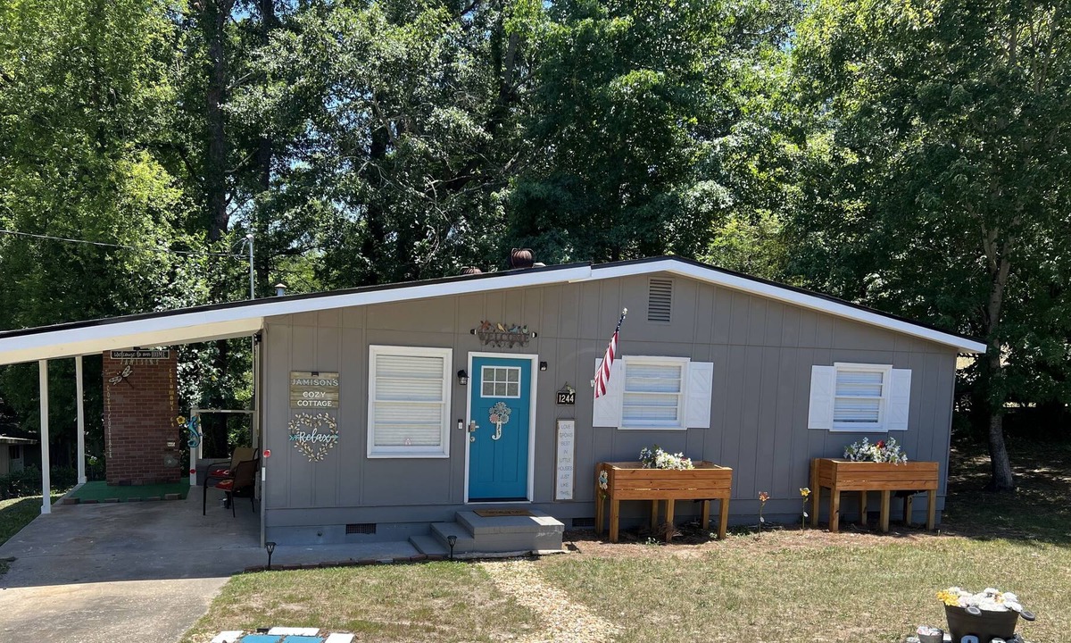 Columbus Cottage | 20 Star Hospitality with 20 Star decor & COZINESS! Located 5mins from FT Moore!