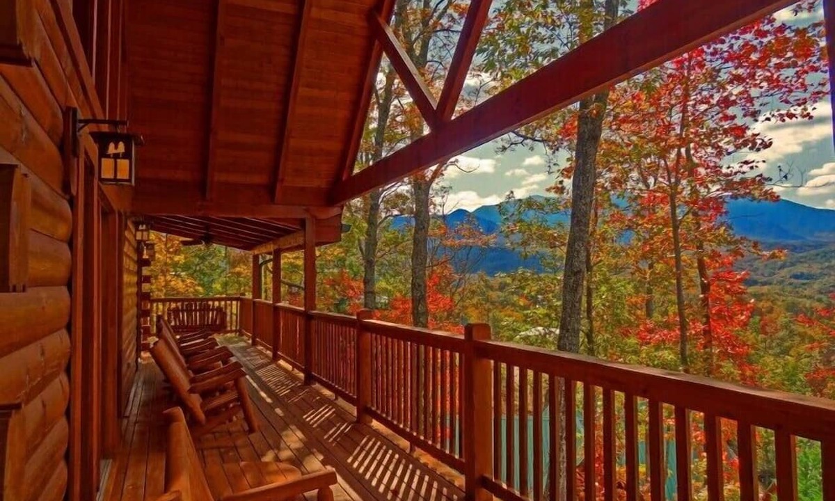 Black Bear Falls Cabin | 2026 Renovated Luxury 5BR 5BA Log Home, Epic Mountain Views, Minutes to Downtown