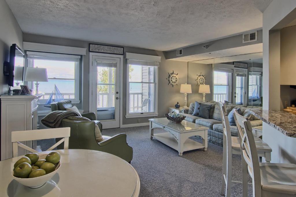 Traverse City House | 204 North Shore Inn