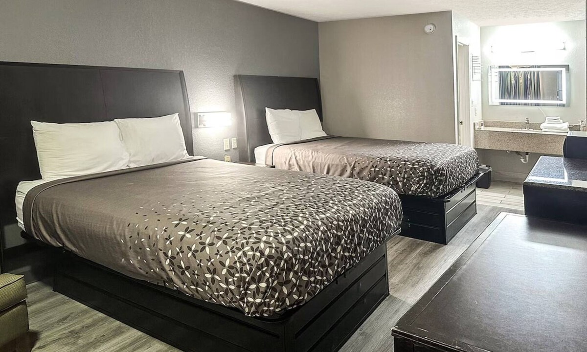 Guntersville Hotel | 3 Affordable Rooms Steps from Kiwanna's Park Adventures – Just 3 Miles Away