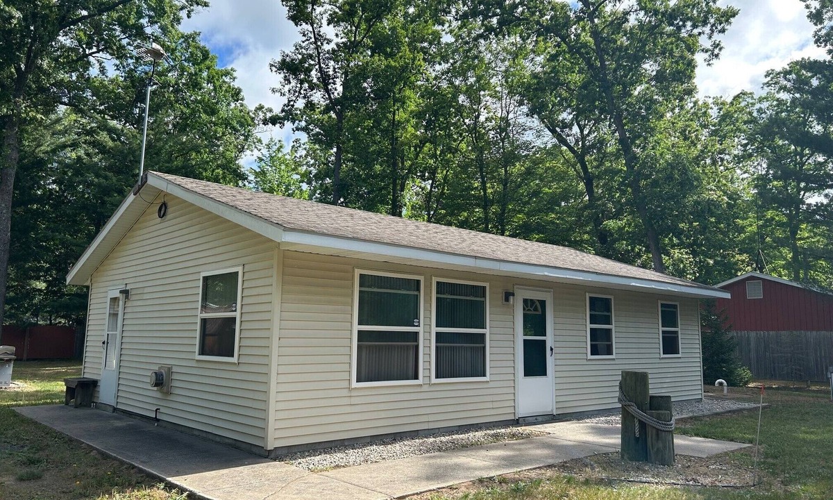 Baldwin Cabin | 3 Bedroom Cottage near Wolf Lake in Baldwin Michigan.