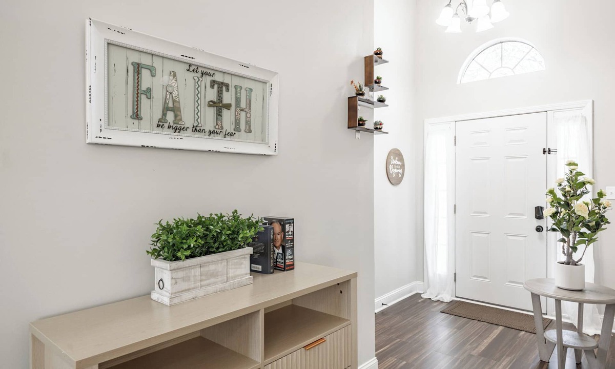 Madison House | 3-bedroom house in delightful Madison/Pet friendly/King bed/Walking park