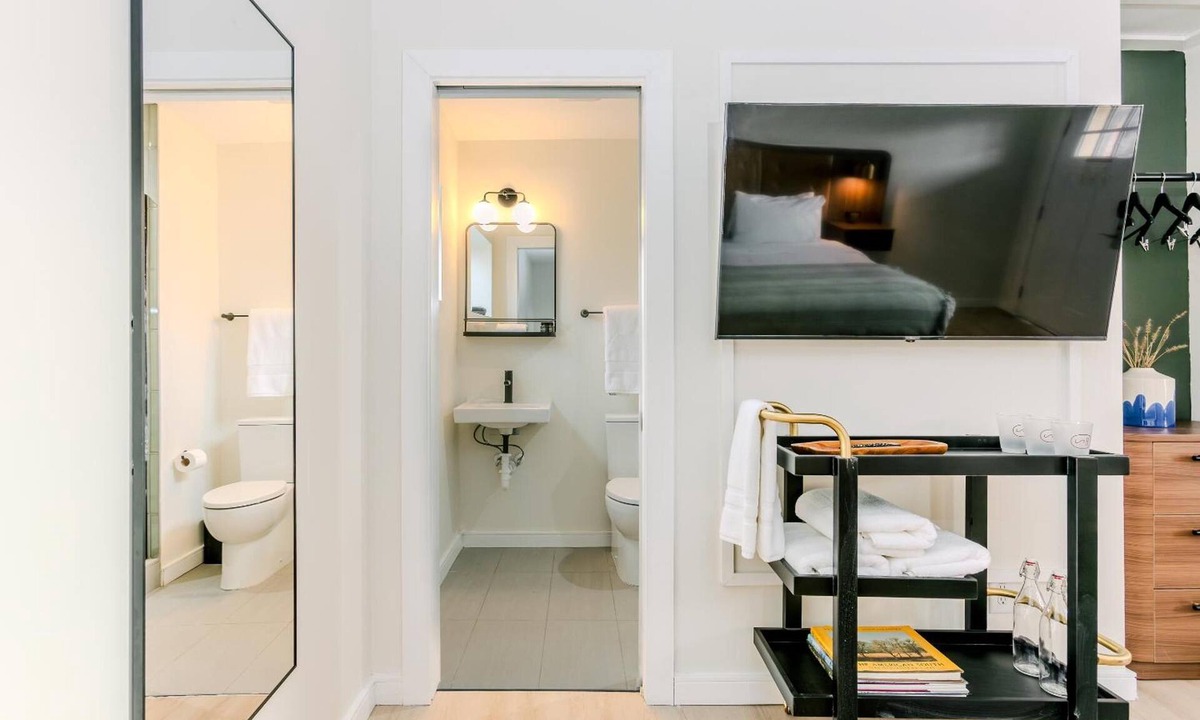 Talbot's Corner Hotel | 3 Charming Rooms in East Nashville near Ryman Auditorium | Pool & Free Parking