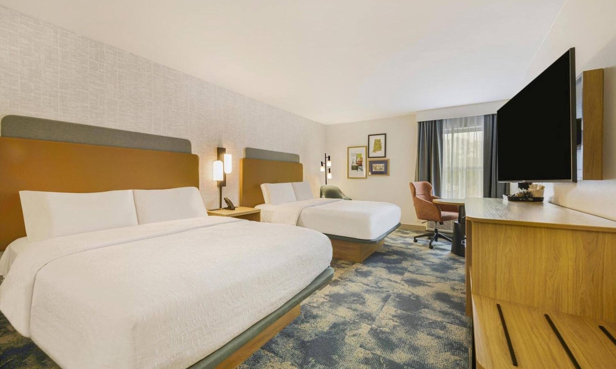 Huntsville Hotel | 3 Huntsville Rooms w/Seasonal Outdoor Pool, Free Parking & Breakfast