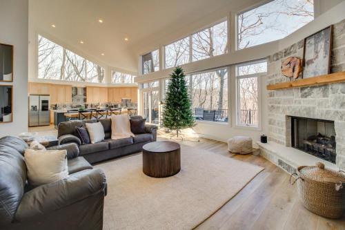 Tate House | 3 Mi to Winery: Jasper Mountain Chalet w/Hot Tub!