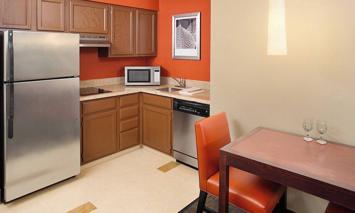 Livonia Hotel | 3 Studio Queen Rooms at Residence Inn Detroit Livonia - Kitchen + Free Breakfast
