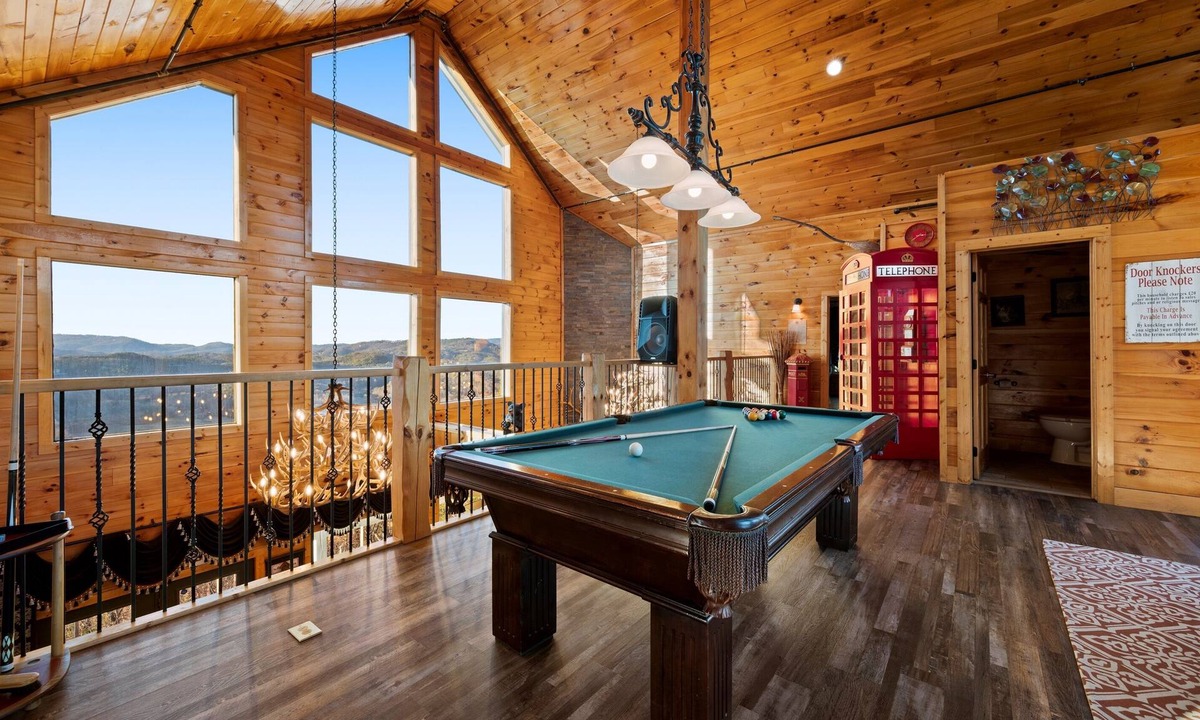 Wears Valley House | 360° Mountaintop Views | Hogwarts Room, 19-Seat Theater & 2 Pubs