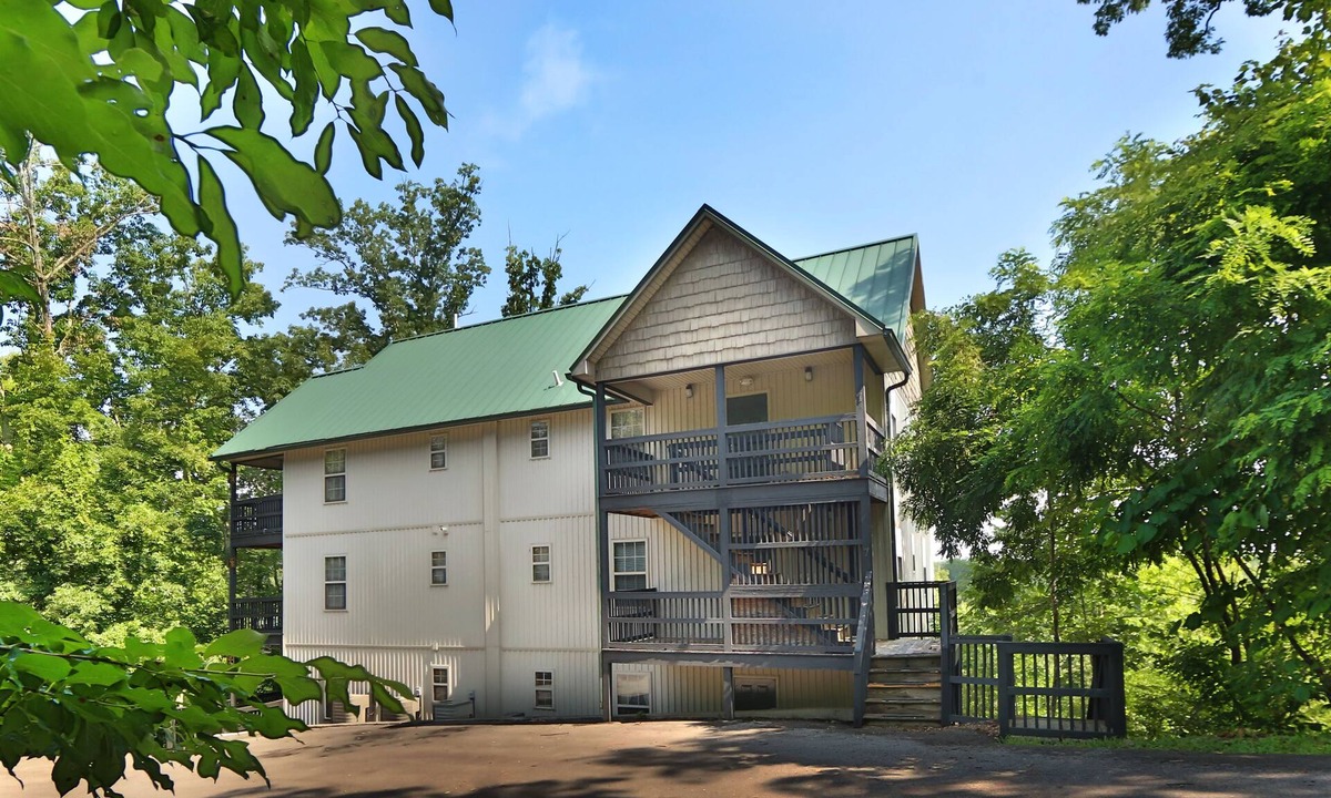 Pigeon Forge Condo | 3BR minutes from Dollywood. Hot tub!