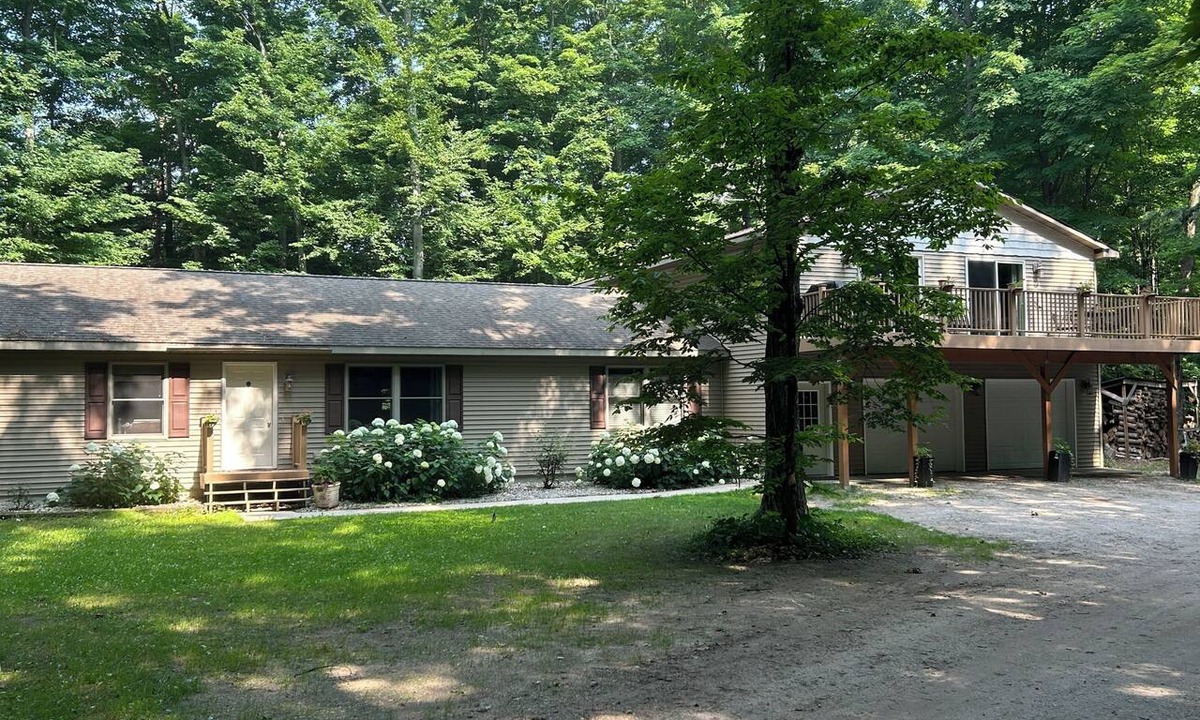 Beulah House | 4 Bedroom/2 Bath Home with Hot Tub & 20 Acres of Woods