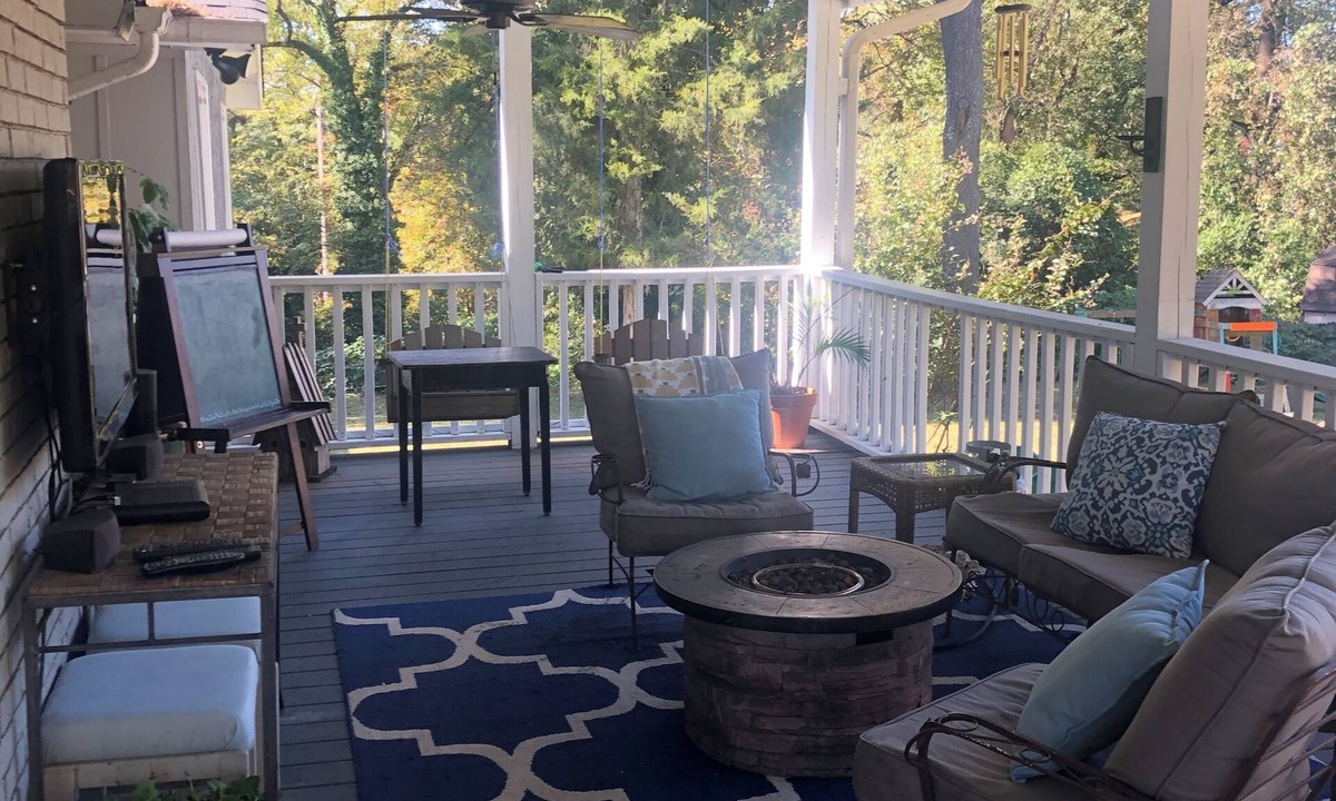Tuscaloosa House | 4-bedroom house in Tuscaloosa 35406. 2 miles to campus. Awesome covered deck.