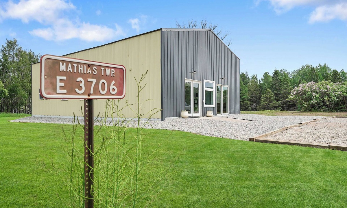 Rumely House | 4 Bedroom Modern Barndominium near Marquette , Escanaba and Pictured Rocks