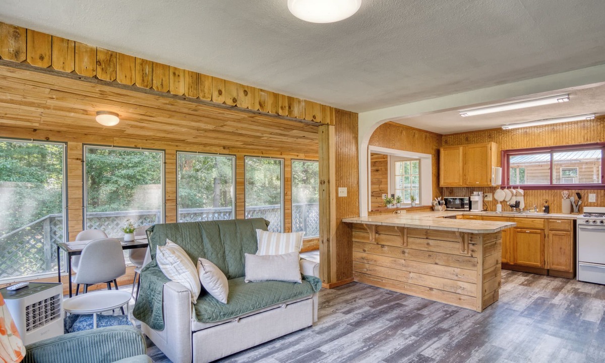 Fountain Cottage | 4 Bedroom Round Lake Access Getaway: 2 Cabins + 2026 Camper + Dock