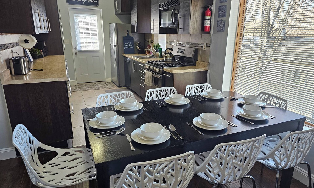 Ypsilanti House | 5 Bedroom, 3 Baths, 2 Living Rooms, Super Comfortable Home in Ypsilanti