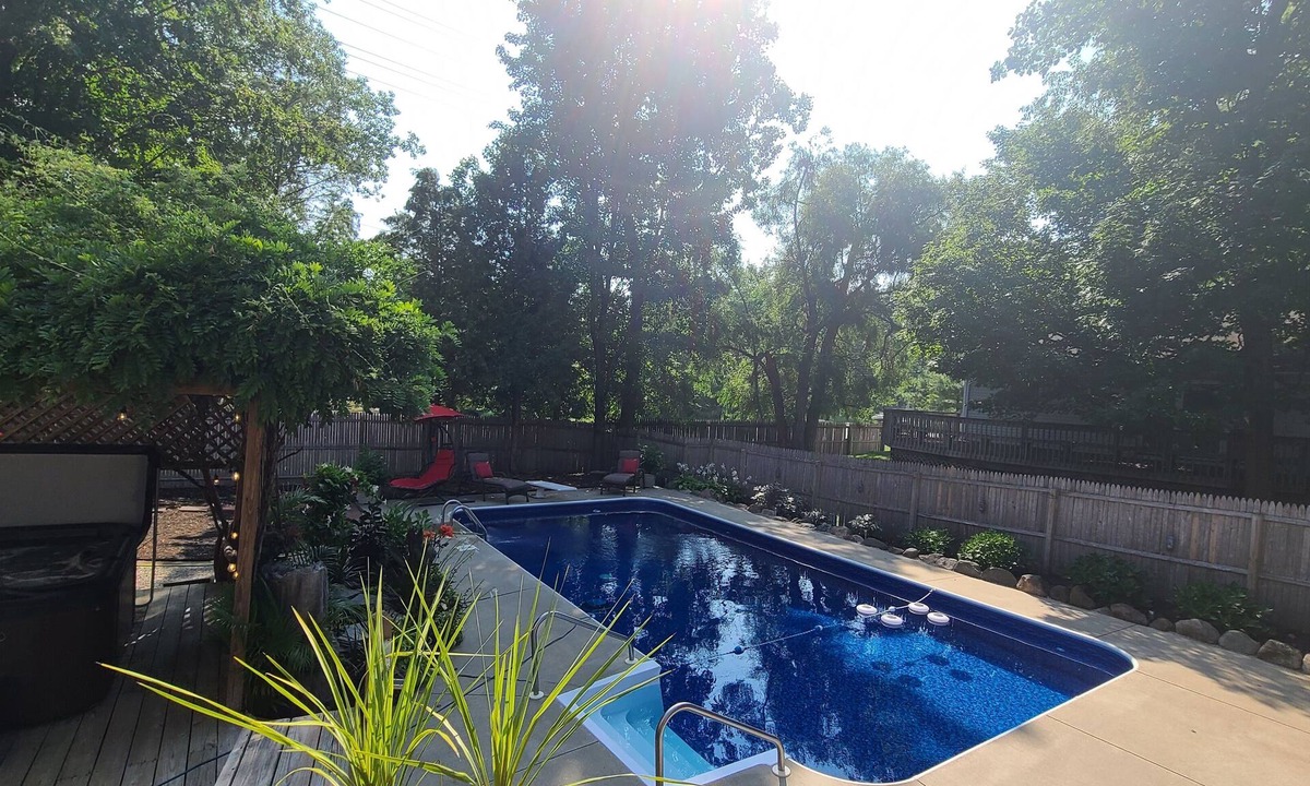Lansing House | 5-Star 3 bedroom home with heated pool and hot tub! 10 minutes away from MSU