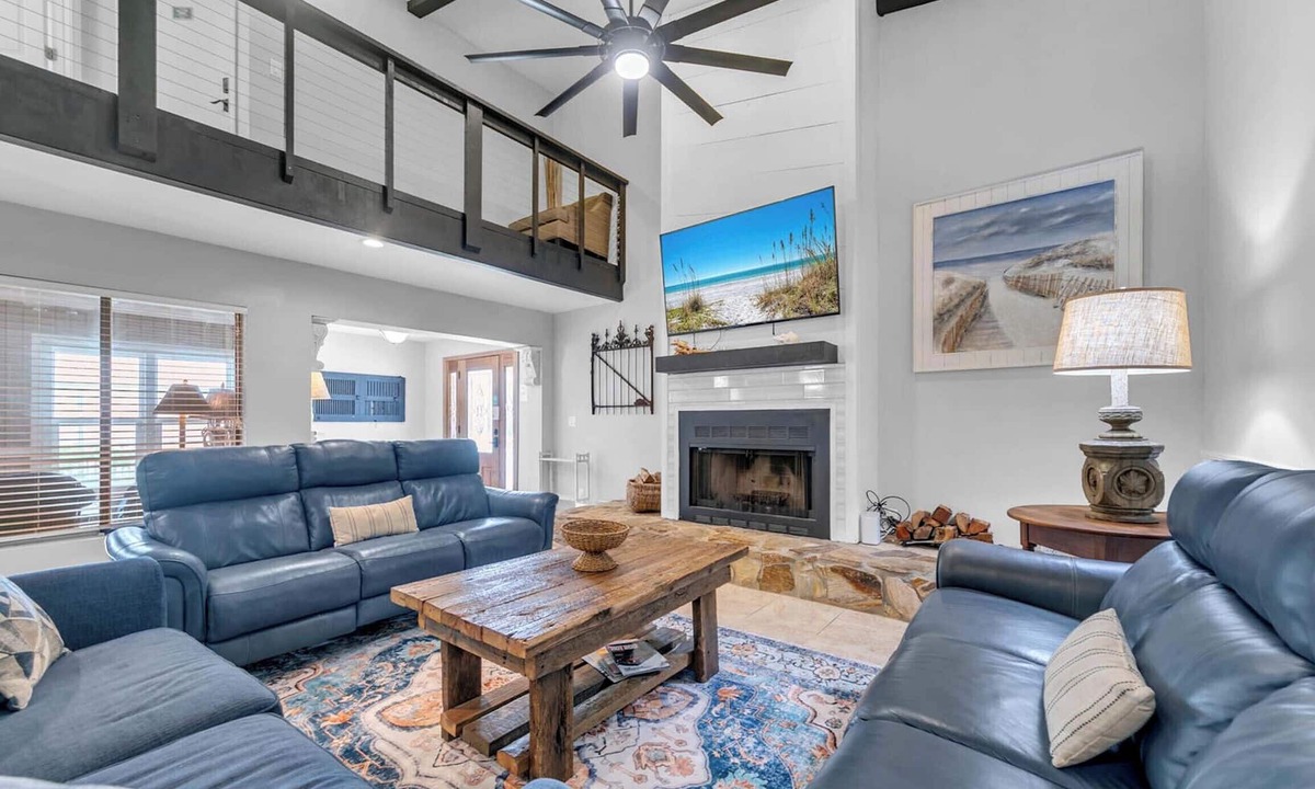Crescent Beach House | 6 bdrm, 4 bath , Sleeps 18 , hot tub, 45 yrds 2 Beach