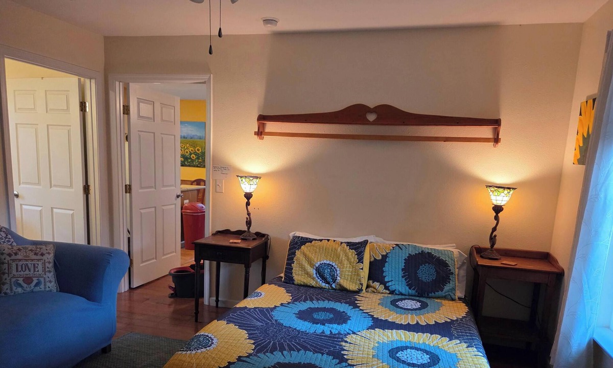 Brent Apartment | A cozy and private large 1 bedroom Cottage attached to main house