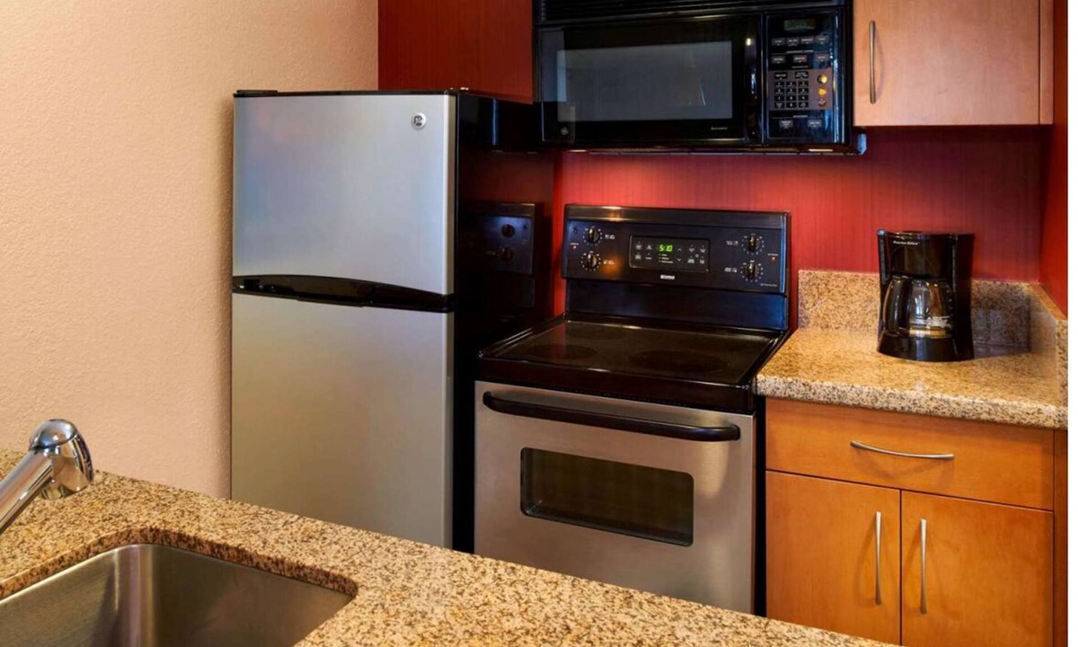 Warren Hotel | A Place You'll Surely Enjoy! Minutes to Detroit Zoo, Free Breakfast, Parking!