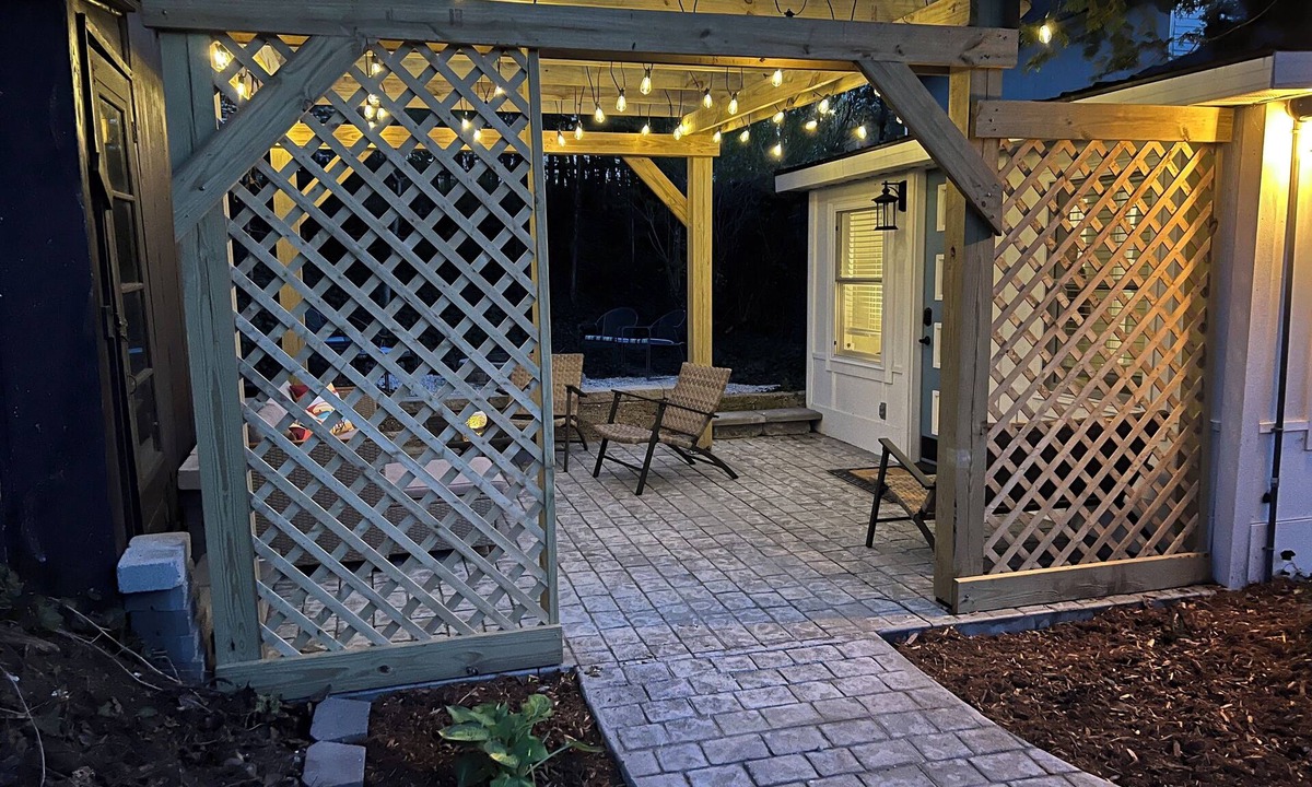 Beulah House | Adorable home sleeps 6+, 2 min walk to lake, restaurants, shops.Near SB Dunes.
