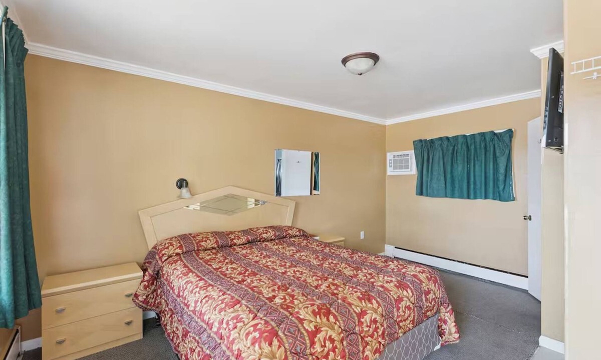 Shields Hotel | Affordable & Relaxing Room w/Free Parking – Ideal for Road Trippers