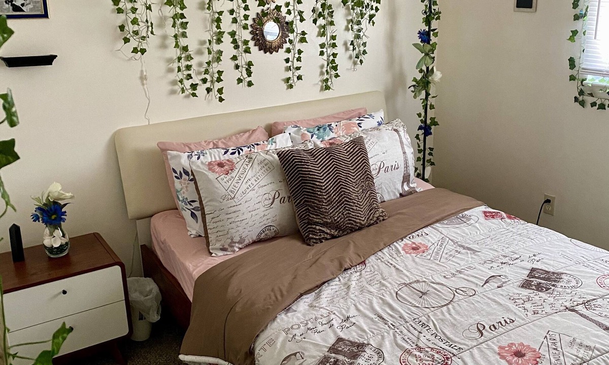 Taylor House | Agape Abode is a unique 420 friendly "hippie playhouse" with a style all its own
