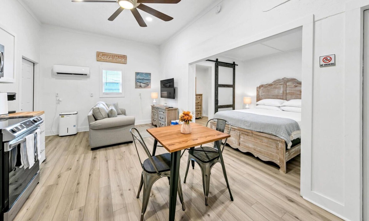 Gulfview Heights Cottage | All the space you need 4 a beach vacay! 10 minutes 2 the beach! Private driveway