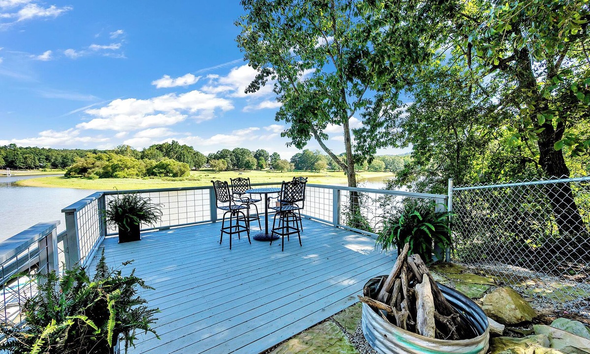 Trimble House | Allie’s on the Rocks Pet-Friendly Lakefront Bungalow