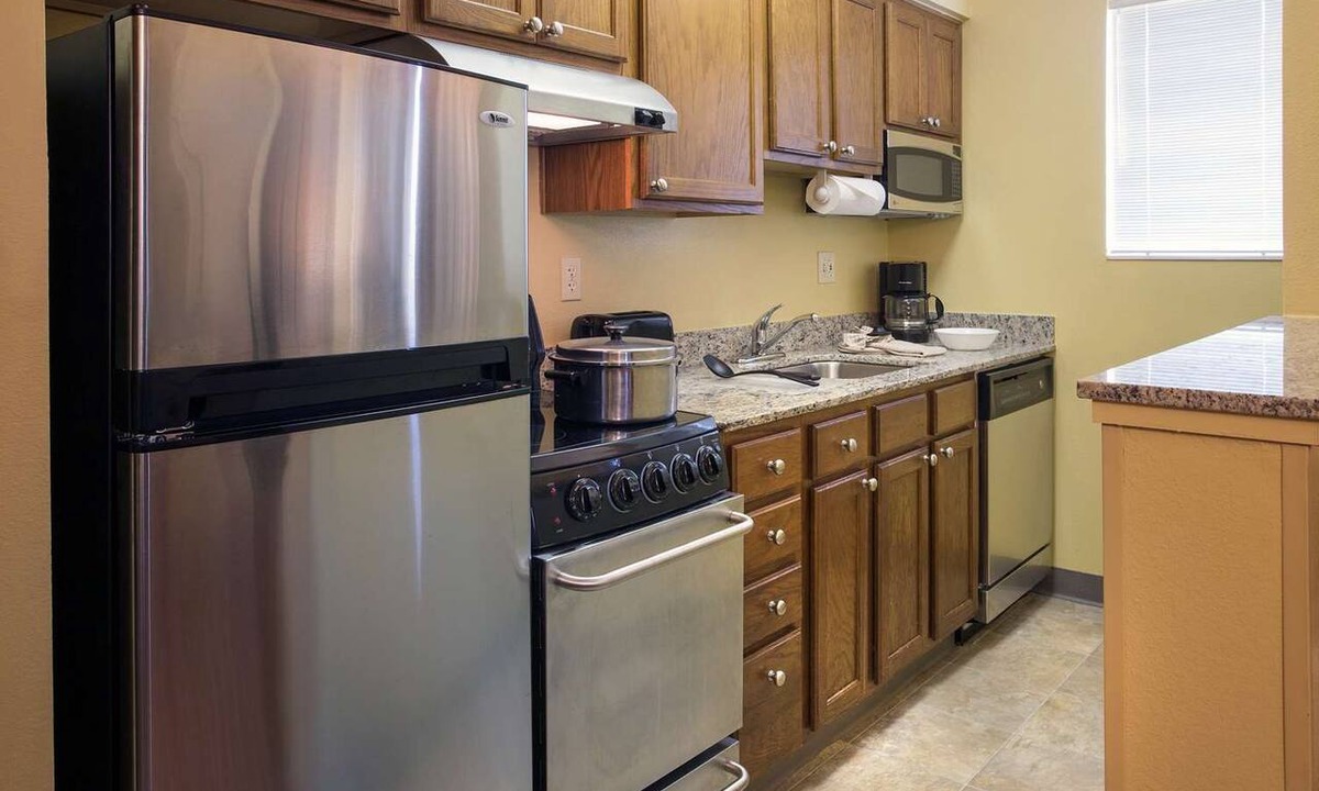 Novi Apartment | Apartment-Style Suite Close to Dining & Shopping Hotspot in Novi