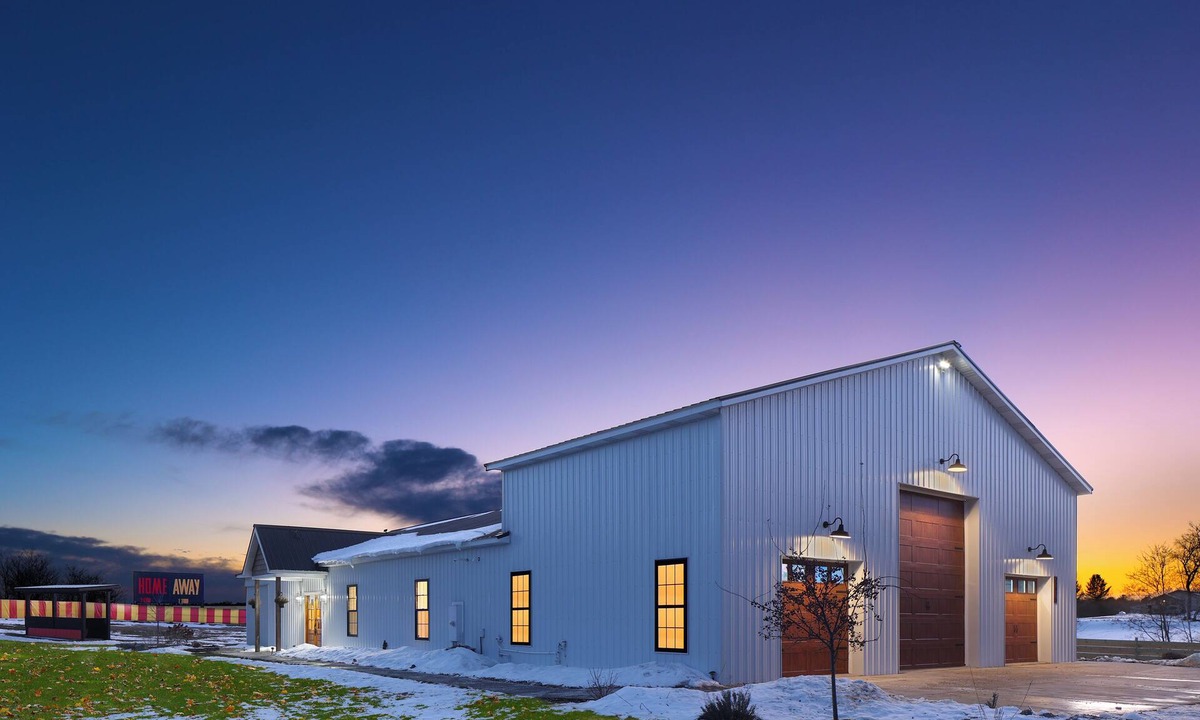 Big Rapids House | Barnapalooza! Indoor Glass Pool/Slide, Wiffleball, BBall, Football, Sleeps 20-30