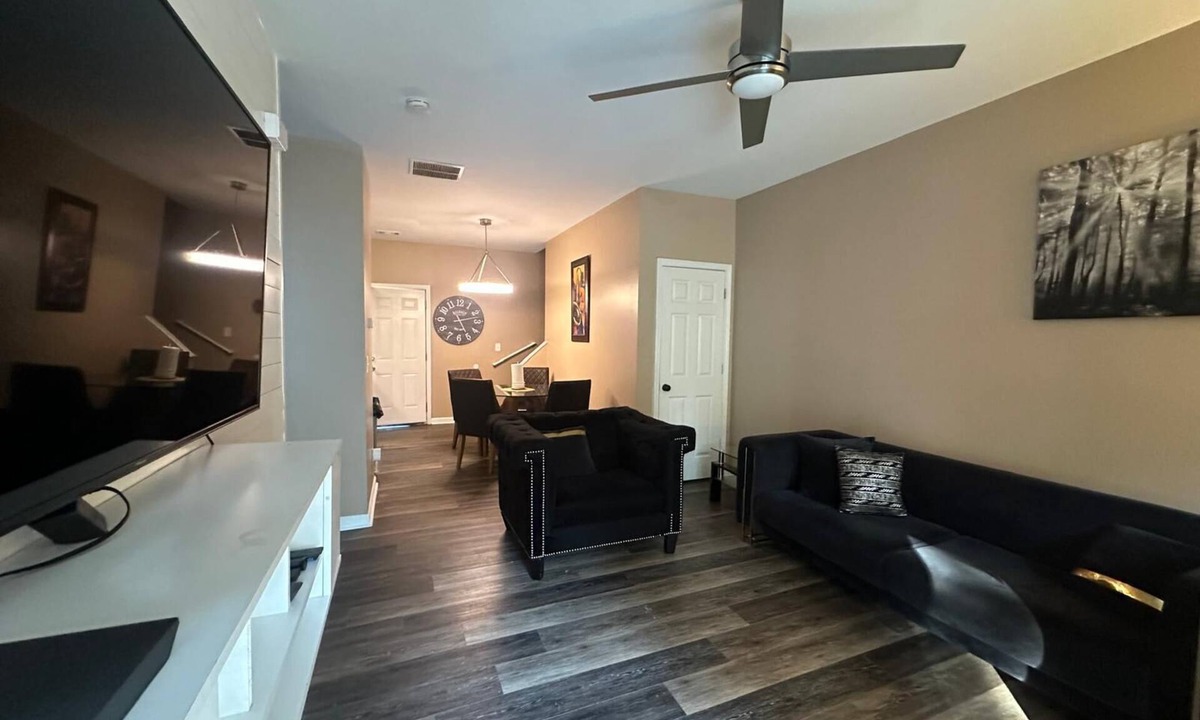 Southwestern Apartment | Basic 4BR 7Beds Home 15 Min Downtown ATL Sleeps 10+