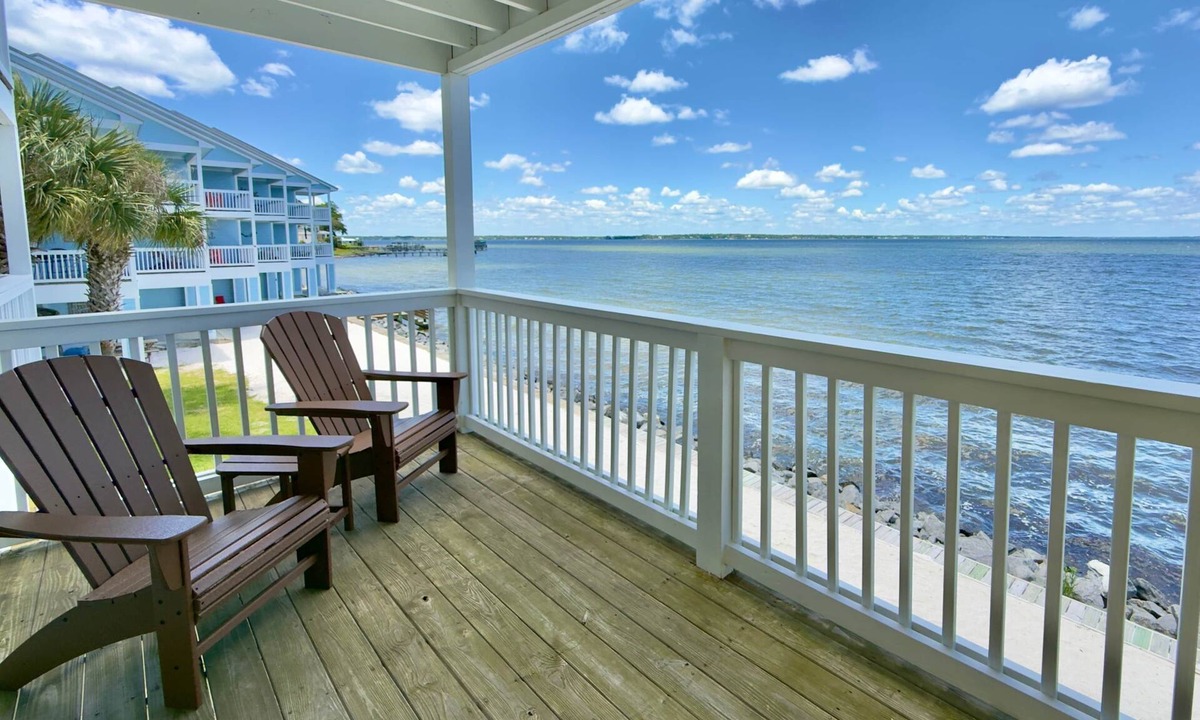 Innerarity Townhomes House | Bay Breeze: Gorgeous Waterfront Unit with Kayaks!