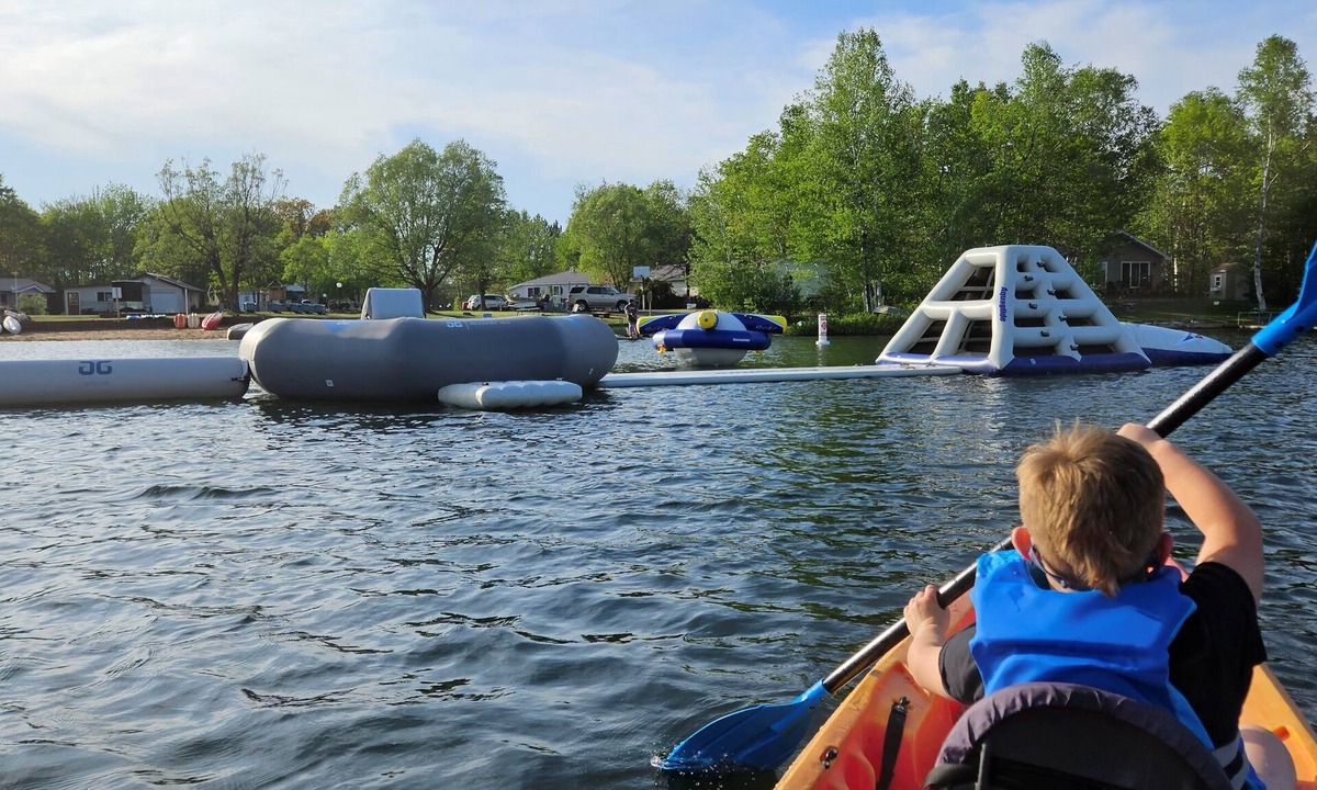 Rumely House | Beach, Aqua Park, Kayaks + SUPs, Playground, Campfires, Lawn Games! - Cottage 1