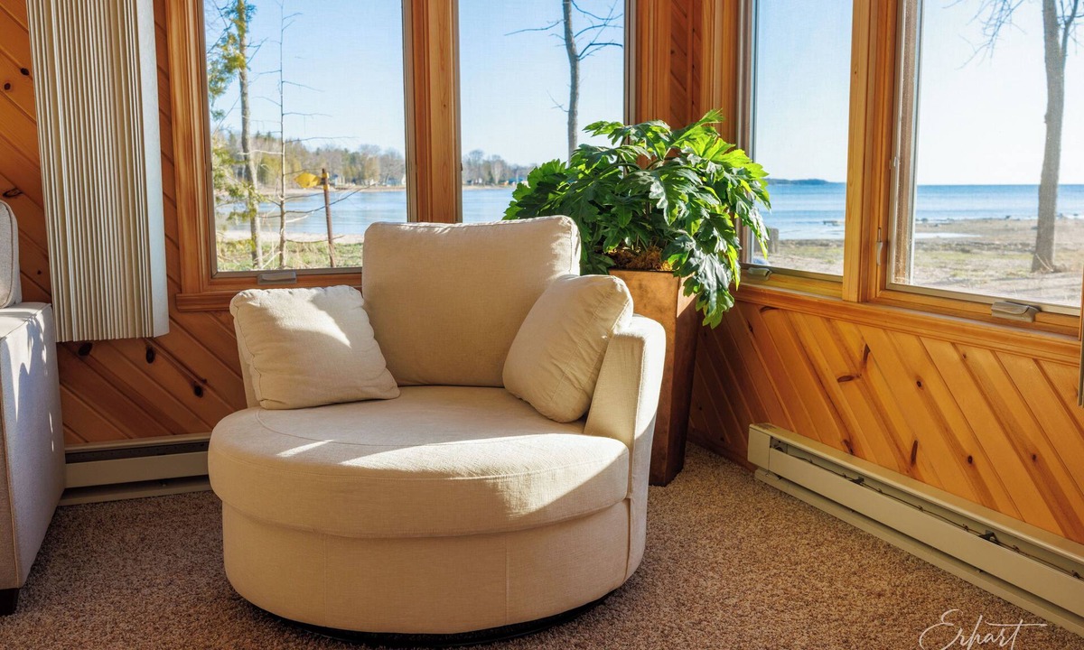 Menominee Cottage | Beach Front - Kayaks, RV, EV, Games + Amenities