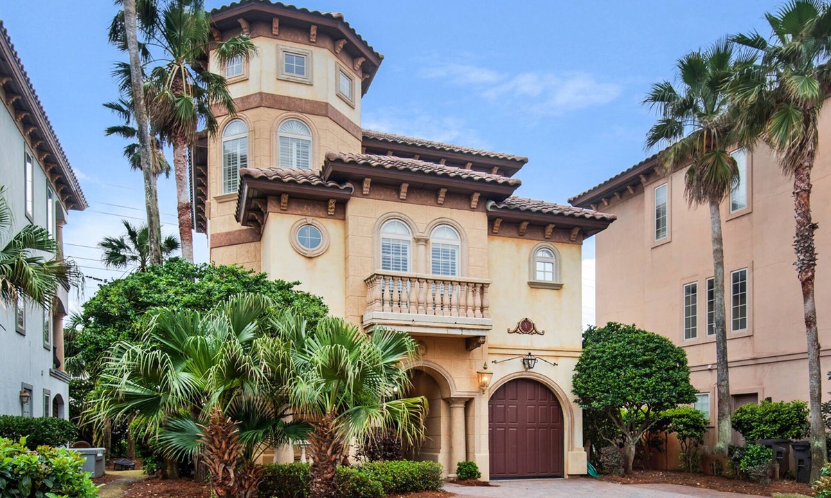 St. Tropez House | 🏖️ Beach Service Included! | 750 ft to Beach | 4 BR | Villa Tuscana