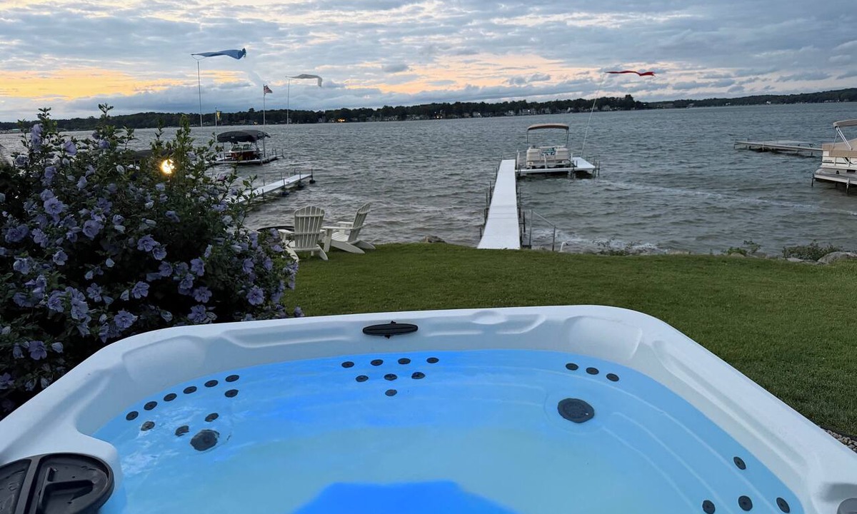 Manitou Beach-Devils Lake Cottage | BEAUTIFUL LAKEFRONT COTTAGE! ☀️🧡 HOT TUB, KAYAKS! Private dock
