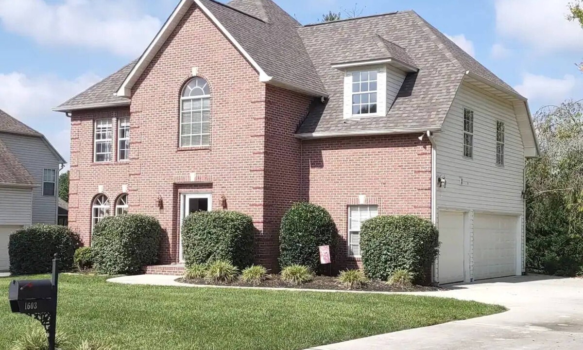 Ashley Oaks House | Beautiful 1 acre 4 bd 3 bath non-smoking home