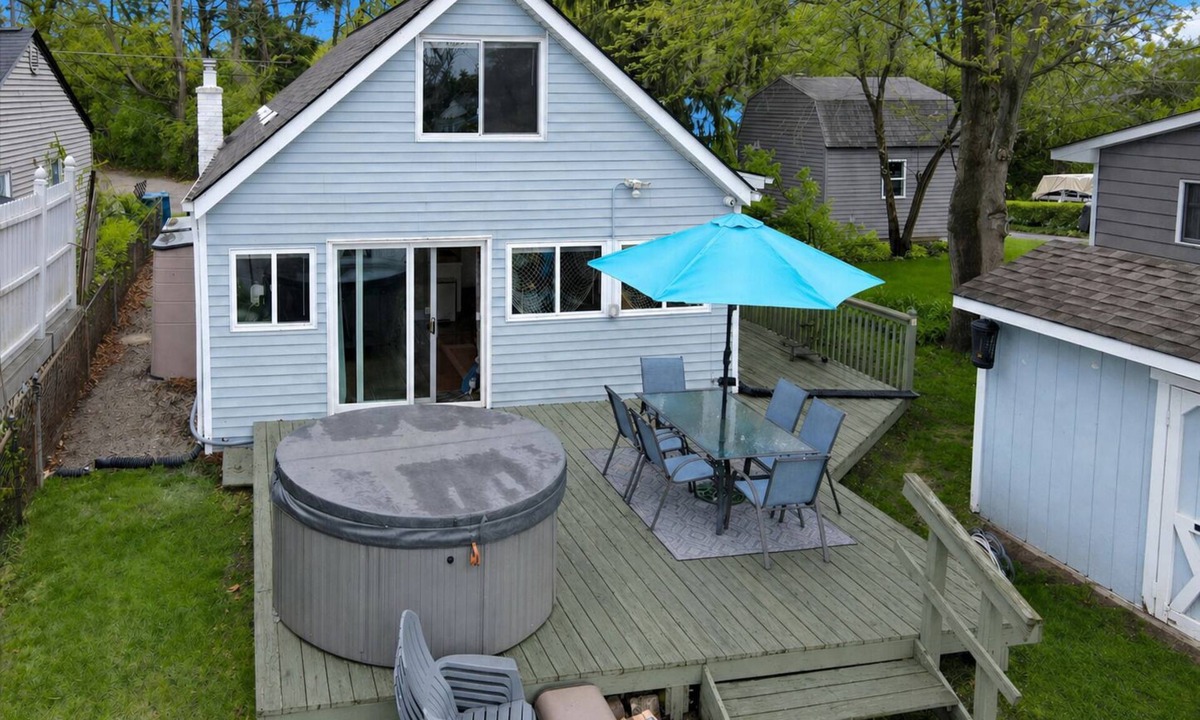 White Lake House | Beautiful 4-bedroom Lake Front Cottage with HOT TUB & rentable BOAT